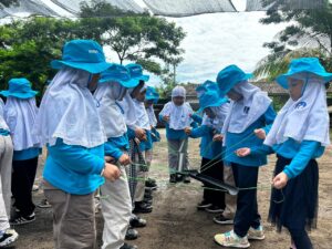 Murid-murid Primary 1 SD Islam Al Azhar 11 Surabaya